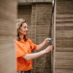 Collega Heleen temidden van dozen