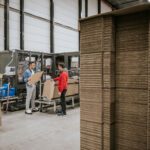 Eigenaar Jan in een verpakkingsmagazijn