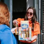 Collega Eline met een offset bedrukte verpakking in haar hand