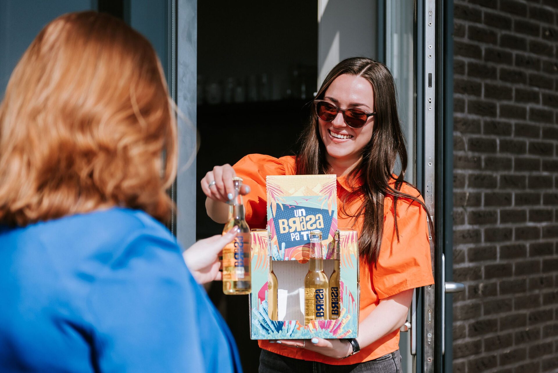 Collega Eline met een offset bedrukte verpakking in haar hand