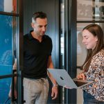 Collega's Eline en Jan in gesprek met elkaar