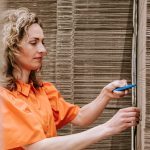 Heleen bij een voorraad kartonnen verpakkingen