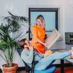 Twee collega's met elkaar in gesprek