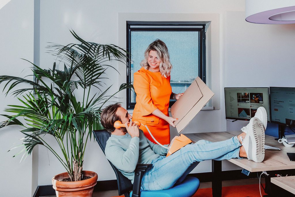 Twee collega's met elkaar in gesprek