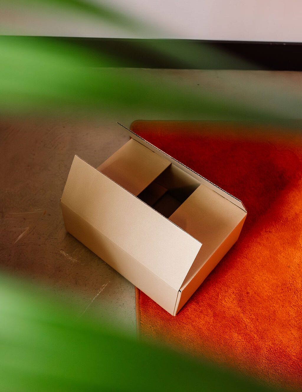 Foto van een kartonnen doos.