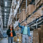 Jan en Heleen van Pack Company lopen door een logistiek magazijn.