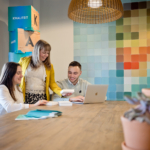 Collega's bij elkaar aan de tafel