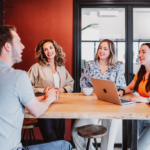 Collega's met elkaar in overleg