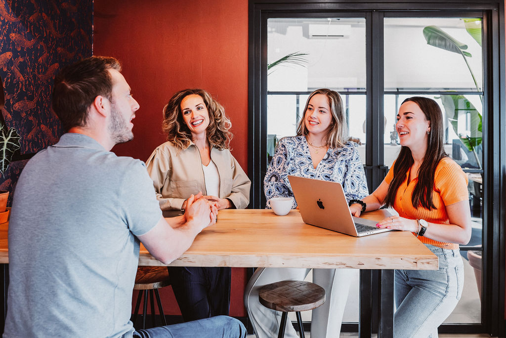 Collega's met elkaar in overleg