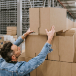 Jan Koelewijn heeft een doos vast