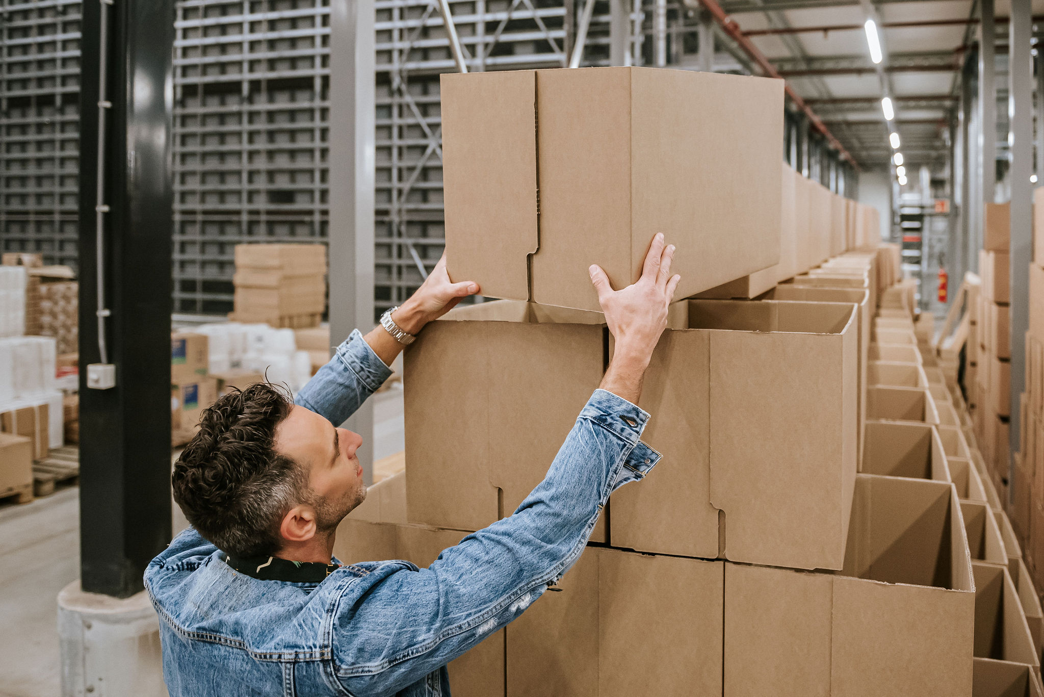 Jan Koelewijn heeft een doos vast