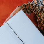 Collega met doos in haar hand