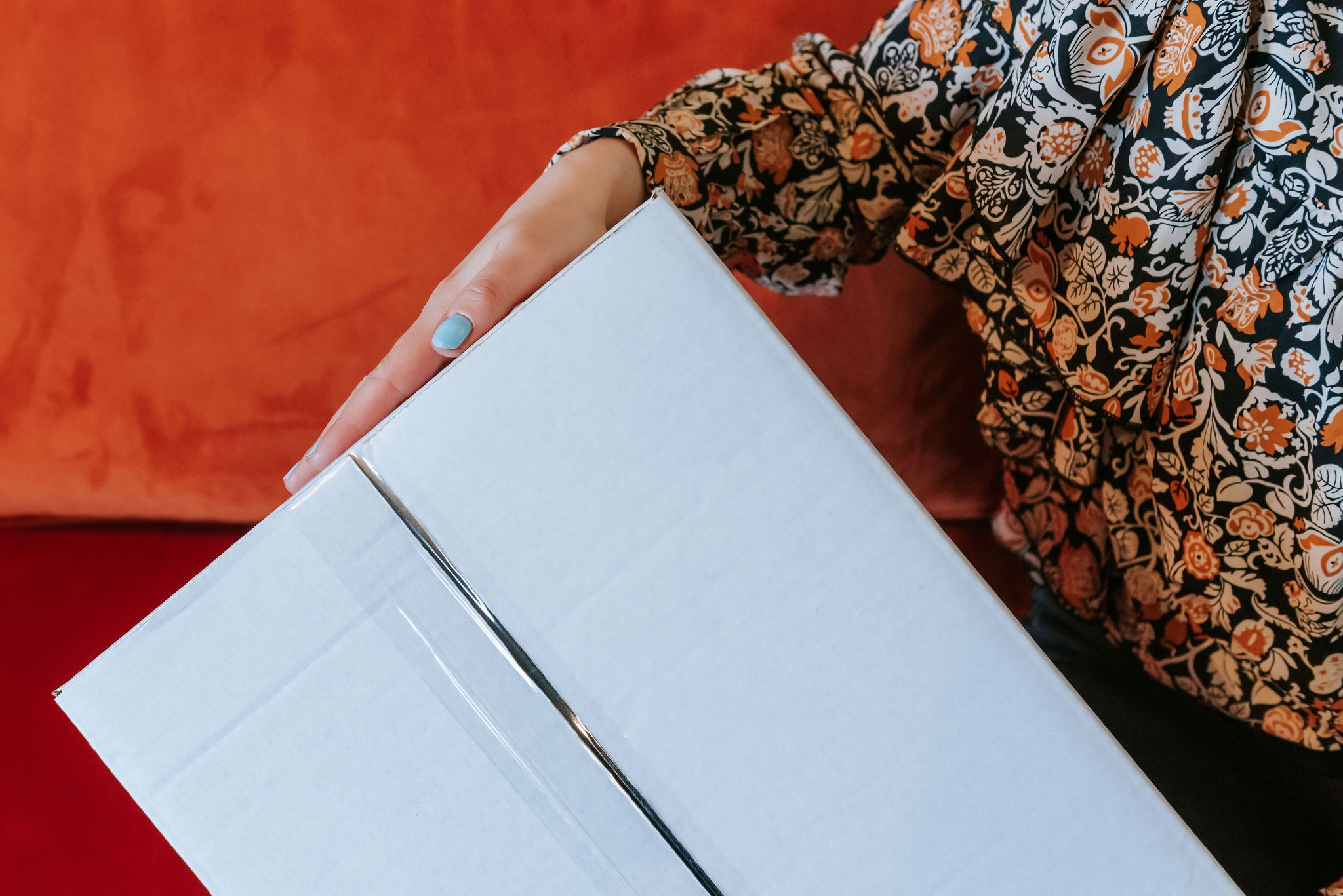 Collega met doos in haar hand