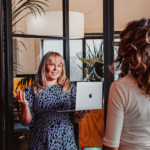 Twee collega's van Pack Company praten tegen elkaar.