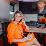 Collega Marijn achter haar bureau