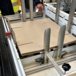 Foto van dozen die verpakkingsmachine in gaan.