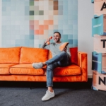 Collega Joël lachend aan de telefoon