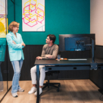 Twee collega's in gesprek met elkaar.