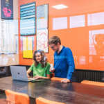 Twee collega's met elkaar in gesprek.