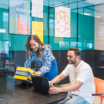 Twee collega's aan het werk