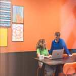 Twee collega's met elkaar in gesprek.