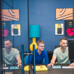 Jeroen en Jan achter de computer