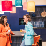 Twee collega's in gesprek met elkaar